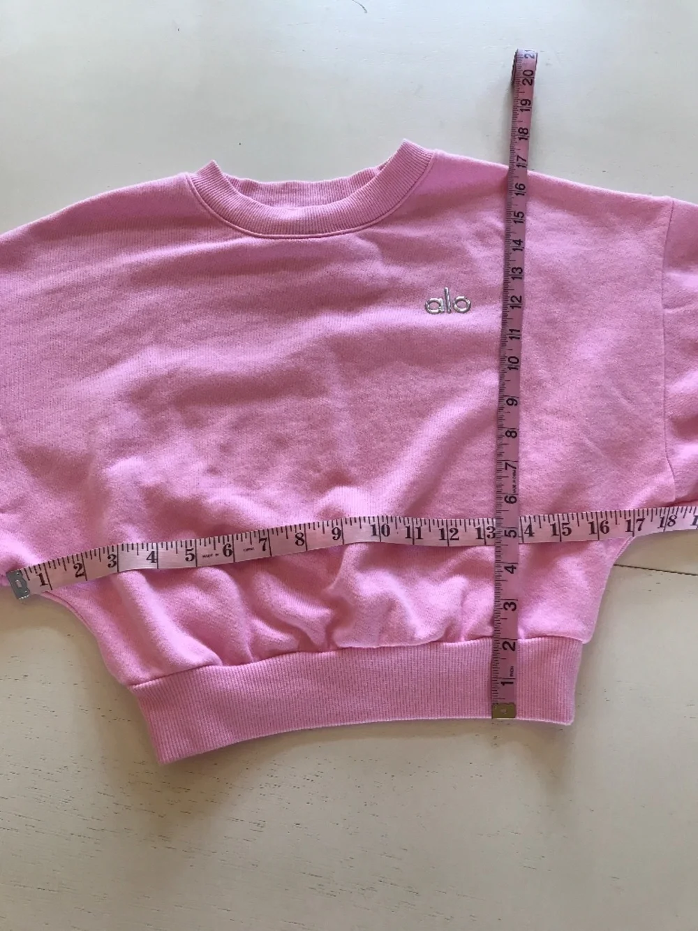 ALO SWEET PINK CROPPED ACCOLADE CREWNECK SWEATSHIRT